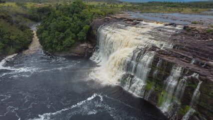 Luftaufnahme von Salto El Sapo, Wasserfall in Canaima, Venezuela © Yaikel Dorta