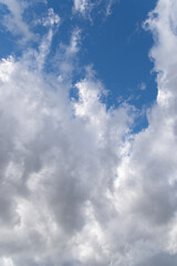 見上げると青い空