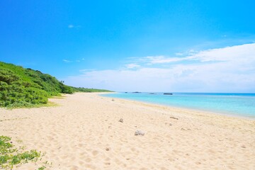 白い砂浜と波照間ブルーの海・日本最南端にある波照間島のニシ浜