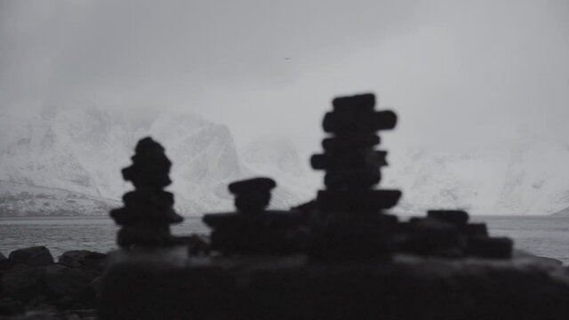 Rocas apiladas en costa de Noruega