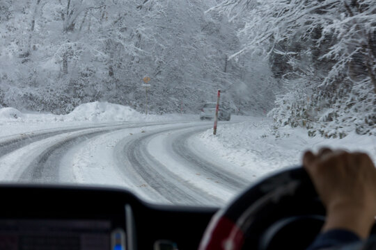 冬の道路　雪　イメージ