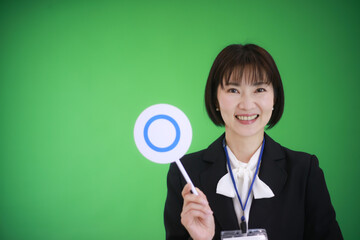 〇札を持つ女性社員イメージ