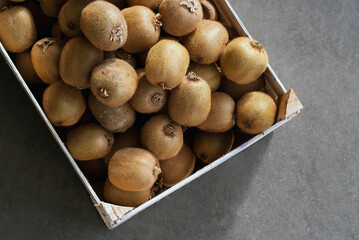 Box full of raw fresh kiwi fruits