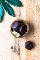 Draufsicht auf Schokolade Kekse in einer Schüssel auf einem braunen rustikalen Holz Tisch. Dessert, servierfertig, angebissen.