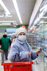 Senior woman wearing face mask  shopping  in  supermarket