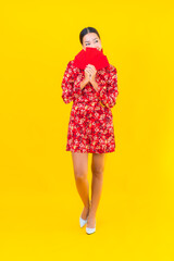 Portrait beautiful young asian woman with red envelopes