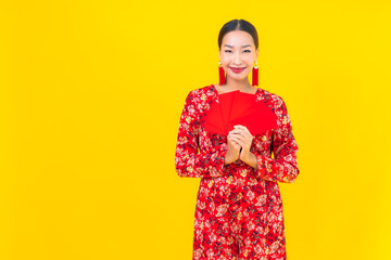 Portrait beautiful young asian woman with red envelopes