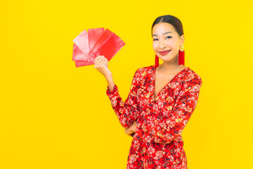 Portrait beautiful young asian woman with red envelopes