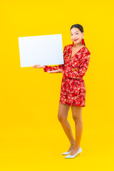 Fototapeta na wymiar Portrait beautiful young asian woman show empty white billboard