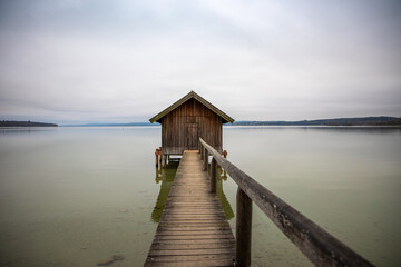 Bootshaus am See, romantische Landschaft