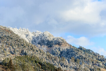 Fototapeta premium 花見ヶ岩公園から見た冬の英彦山 福岡県田川郡 Mt.Hikosan in winter seen from Hanamigaiwa Park Fukuoka-ken Tagawa-gun