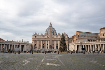 Prázdné náměstí svatého Petra ve Vatikánu bez turistů během vánočních svátků 2020