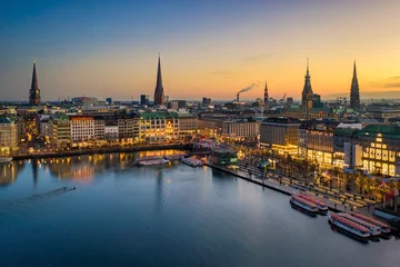 Sonnenuntergang Skyline von Hamburg, Deutschland entlang der Binnenalster © Mapics