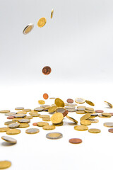 pioggia di soldi monete cadono soldi dal cielo economia finanza guadagna tanto 