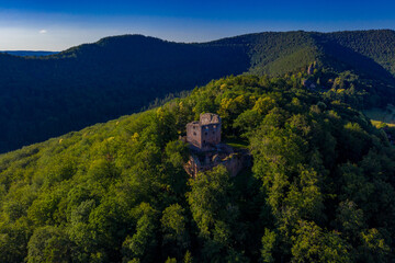 Fototapeta na wymiar Burg Neuwindstein in Frankreich | Luftbilder von Burg Neuwindstein in Frankreich