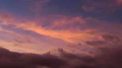 Obraz premium Fabuleux ciel rougeoyant, pendant le coucher du soleil. Les Cirrus et les Cirrostratus confèrent au ciel un aspect dramatique et infernal