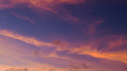 Obraz premium Fabuleux ciel rougeoyant, pendant le coucher du soleil. Les Cirrus et les Cirrostratus confèrent au ciel un aspect dramatique et infernal