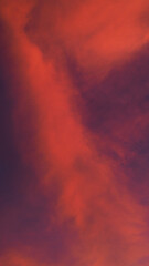 Fabuleux ciel rougeoyant, pendant le coucher du soleil.  Les Cirrus et les Cirrostratus confèrent au ciel un aspect dramatique et infernal