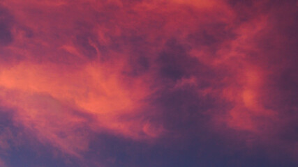 Fabuleux ciel rougeoyant, pendant le coucher du soleil.  Les Cirrus et les Cirrostratus confèrent au ciel un aspect dramatique et infernal
