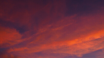 Fototapeta na wymiar Fabuleux ciel rougeoyant, pendant le coucher du soleil. Les Cirrus et les Cirrostratus confèrent au ciel un aspect dramatique et infernal