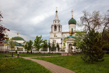 Fototapeta na wymiar One of many ancient churches in Yaroslavl
