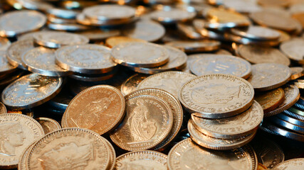 Nahaufnahme von verschiedenen Münzen der Schweizer Währung (Schweizer Franken). Fokus auf den...