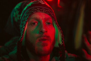 retrato chico nordico con gorro luces rojas y verdes