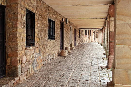 Soportales de los edificios que rodean la plaza Mayor de Medinaceli. Pueblo viejo de Medinaceli, Soria, Espa&ntilde;a.