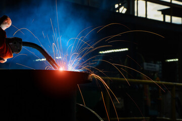 closeup Operator welding machine structure by MIG welding on dark tone - obrazy, fototapety, plakaty