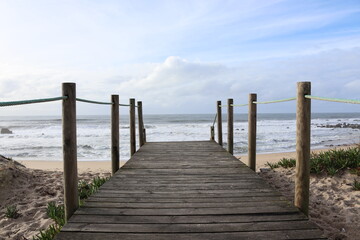 Obraz premium wooden walkway to the beach