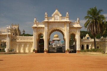 Tor zum Palast des Maharadscha in Mysore, Karnataka, Indien © Stefan