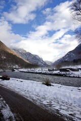Paysage hiver montagne - fleuve eau rivière - tourisme voyage découverte aventure- froid glacial...