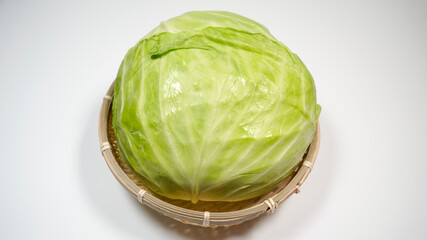 ザルにのった新鮮なキャベツ