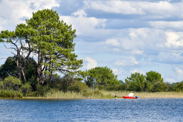 BISCARROSSE (Landes, France), pêcheur sur le lac