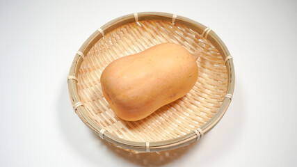 ザルにのっているバターナッツカボチャ

