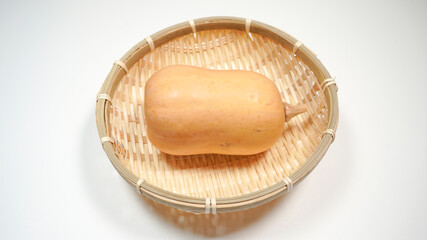 ザルにのっているバターナッツカボチャ