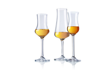  drei Trinkgläser mit hochprozentigem Alkohol