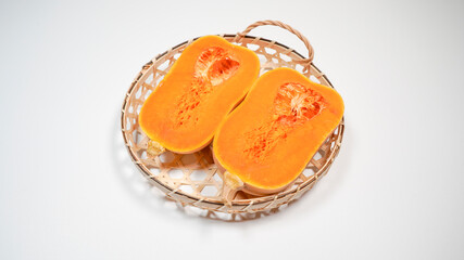 ザルにのっているバターナッツカボチャ