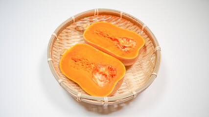 ザルにのっているバターナッツカボチャ