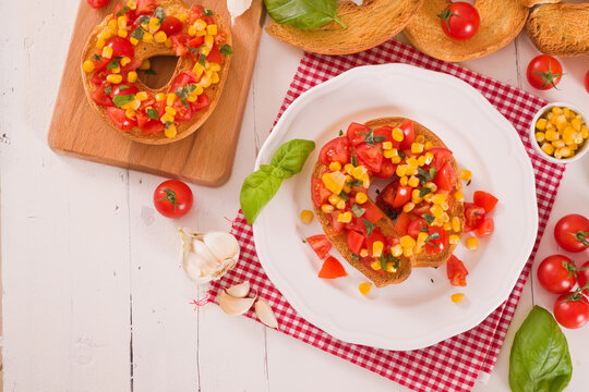 Friselle with tomatoes and mais.
