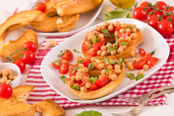 Friselle with tomatoes and chickpeas.
