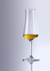 ein Trinkglas mit Grappa