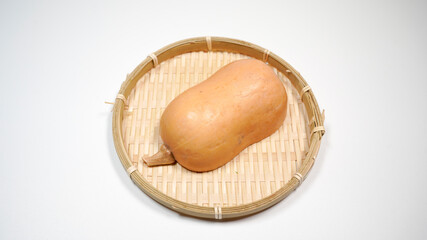 ザルにのっているバターナッツカボチャ