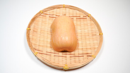 ザルにのっているバターナッツカボチャ