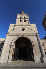 Fototapeta na wymiar La cathédrale Notre Dame des Doms d'Avignon, construite au 12 ème siècle, vue de l'extérieur, ville de Avignon, département du Vaucluse, France