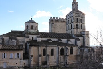 Fototapeta na wymiar La cathédrale Notre Dame des Doms d'Avignon, construite au 12 ème siècle, vue de l'extérieur, ville de Avignon, département du Vaucluse, France