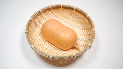 ザルにのっているバターナッツカボチャ