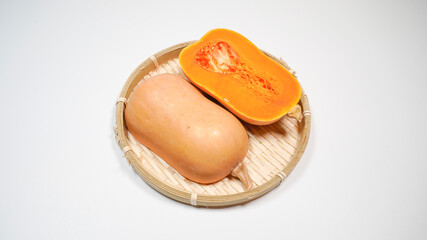 ザルにのっているバターナッツカボチャ