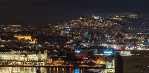 Fototapeta na wymiar Nocny widok na Oslo stolicę Norwegii 