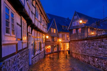 Beleuchtete historische Gasse in der Altstadt von Velbert Langenberg